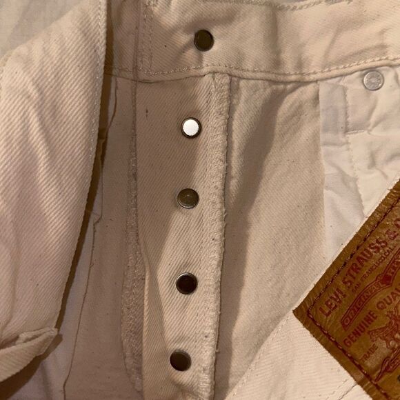 LEVI’S 28 501 High Rise Button Fly Ivory Distressed Raw Fringe Hem Denim Shorts - Picture 11 of 14